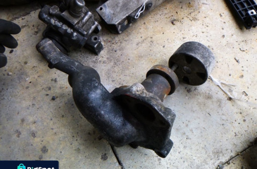 MERCEDES W123 123 3.0D POMPA WODY R6172010501