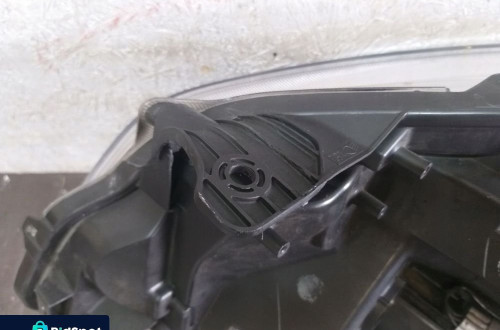 LAMPA PRZÓD PRAWA SUZUKI SX4 S CROSS XENON 100-17735