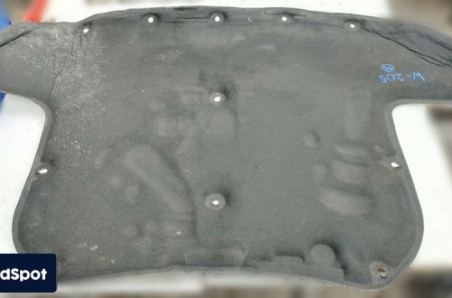 MERCEDES C-KLASA W205 17r PODBITKA MASKI WYGŁUSZENIE