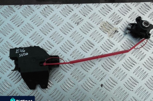 bmw e46 SEDAN zamek wkladka klapy tylnej 819641