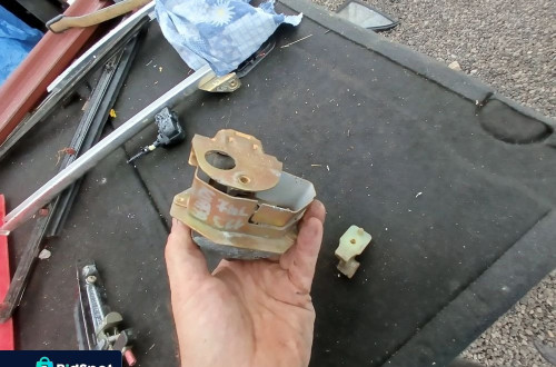 MERCEDES W123 ZAMEK WKLADKA KLAPY TYL BAGAZNIKA