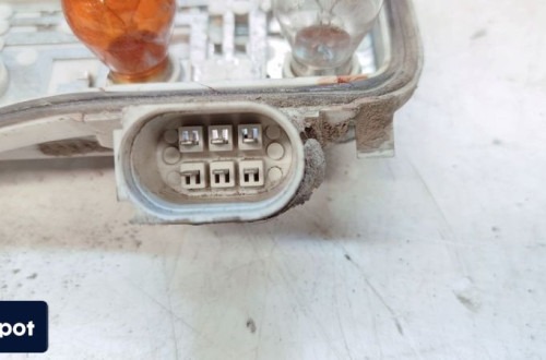 WKŁAD LAMPY W BŁOTNIK LEWY TYŁ AUDI A4 B6 AVANT 8E9945257