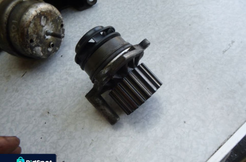 VW PASSAT 1.9 TDI POMPA WODY 038121019D 038121031F