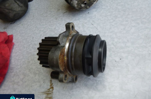 VW PASSAT 1.9 TDI POMPA WODY 038121019D 038121031F