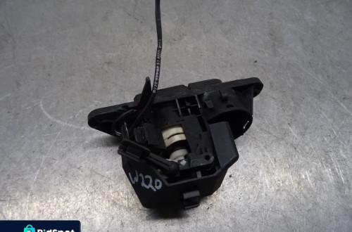 MERCEDES W220 98-01 3.2B ZAMEK WKŁADKA KLAPY BAGAŻNIKA