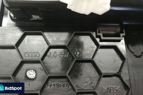 POPIELNICZKA SCHOWEK PRZÓD AUDI Q7 4L 4L0857951