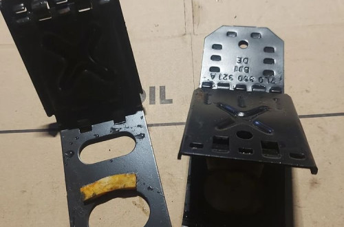 Audi Q5 klin blokada pod koła stopka 7L0860321A (komplet)