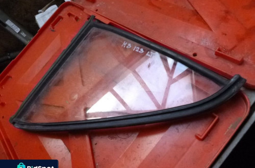 MERCEDES W123 SZYBA BOCZNA LEWY TYL TROJKAT