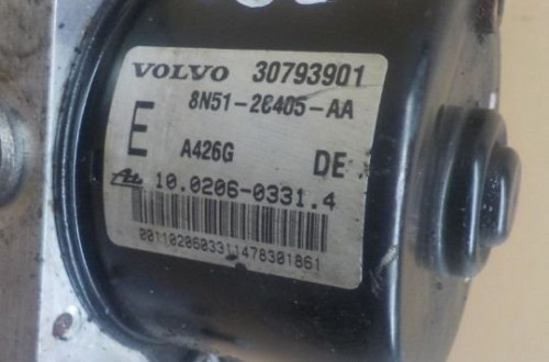 VOLVO V50 2.0 D POMPA ABS 30793901