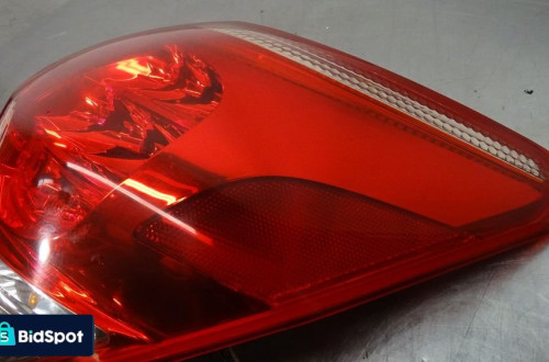 LAMPA PRAWA TYLNA TOYOTA RAV4 III 2.2D-CAT
