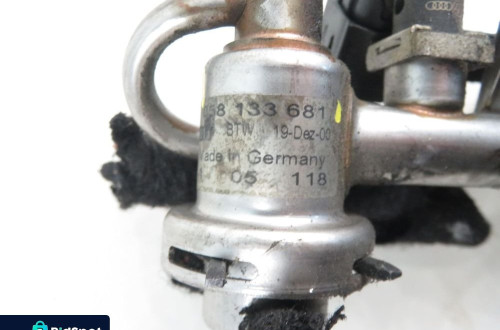 LISTWA WTRYSKOWA AUDI A4 B6 06B133551K 058133681