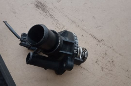 MONDEO MK3 2.0 B OBUDOWA TERMOSTATU 1S7G-8575-AJ