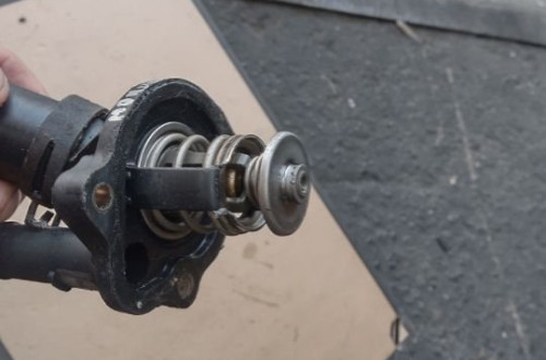 MONDEO MK3 2.0 B OBUDOWA TERMOSTATU 1S7G-8575-AJ