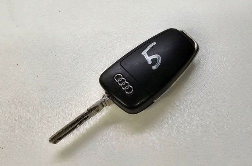 KLUCZYK PILOT SCYZORYK AUDI A1 8X Q3 8X0837220D *5