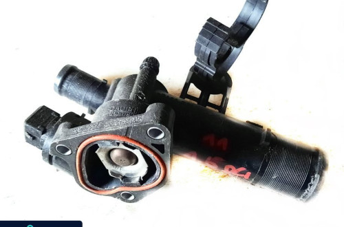 RENAULT CLIO III OBUDOWA TERMOSTATU 82009543288