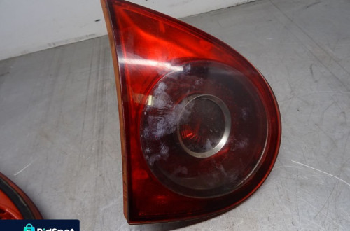 VW GOLF V HB 5D 03-09 1.9TDI LAMPA TYŁ TYLNA PRAWA LEWA W KLAPĘ