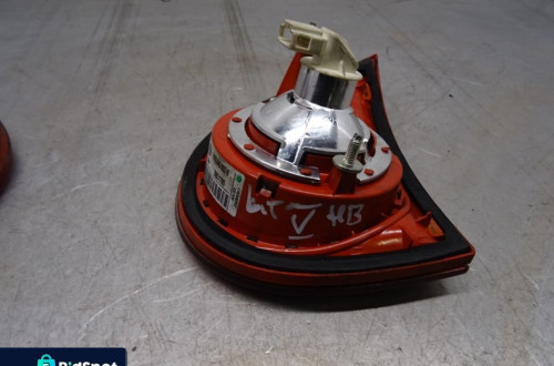 VW GOLF V HB 5D 03-09 1.9TDI LAMPA TYŁ TYLNA PRAWA LEWA W KLAPĘ