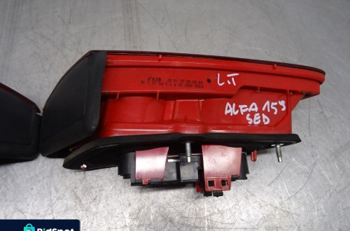 ALFA ROMEO 159 05-11 SEDAN 1.9 JTD LAMPA  LEWY TYŁ TYLNA W KLAPĘ