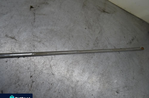 VW PASSAT B6 05-09 2.0TDI LISTWA ZGARNIAJĄCA DRZWI LEWY TYŁ CHROM