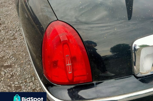 LINCOLN TOWN 00r LAMPA LEWY TYŁ TYLNA