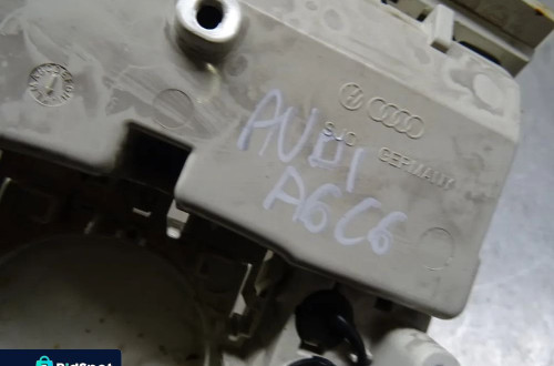AUDI A6 C6 04-07 2.0TDI LAMPKA PODSUFITKI SCHOWEK NA OKULARY 4F0951177