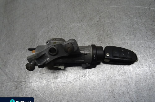 AUDI A4 B7 SEDAN 04-08 1.9TDI STACYJKA KLUCZYK WKŁADKI