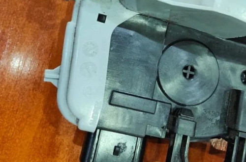 KIA VENGA 11r ZAMEK DRZWI LEWY PRZÓD 81310-1P000