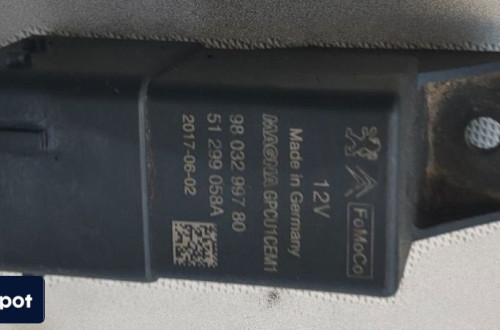 PEUGEOT 208 17r PRZEKAŹNIK ŚWIEC 9803299780