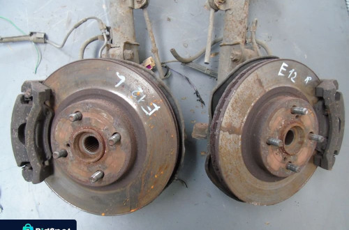 PIASTA PRZÓD LEWA PRAWA TOYOTA COROLLA  E12