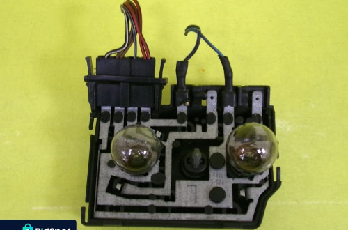 WKŁAD LAMPY LEWY TYŁ AUDI 80 B4 SEDAN NR212