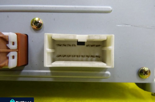 RADIO WYŚWIETLACZ NISSAN PRIMERA P12 28090AV617 / 30618497H NR105