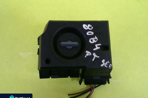 WKŁAD LAMPY PRAWY TYŁ AUDI 80 B4 SEDAN NR211