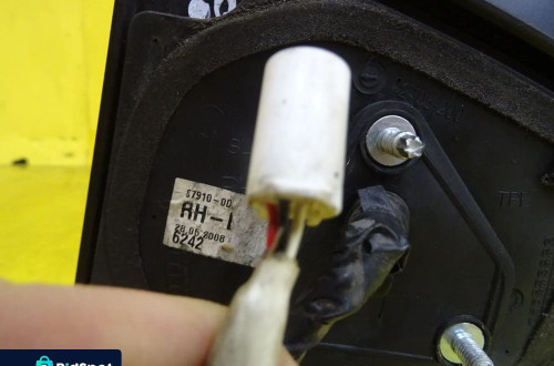 LUSTERKO ELEKTRYCZNE PRAWE TOYOTA YARIS II 3D 3PIN NR421