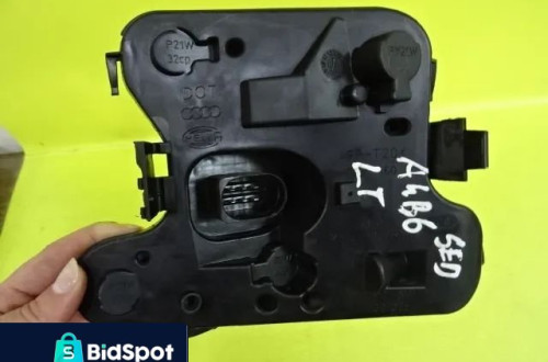 WKŁAD LAMPY LEWY TYŁ AUDI A4 B6 SEDAN 153947 NR73