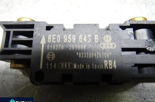 AUDI A4 B7 SEDAN 04-08 1.9TDI CZUJNIK UDERZENIA 8E0959651A/8E0959643B