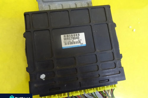 KOMPUTER STEROWNIK SILNIKA MITSUBISHI SPACESTAR MR578040 NR651
