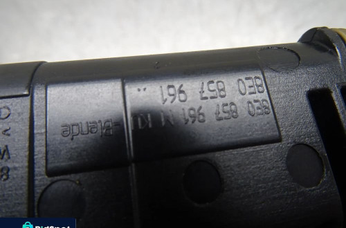 AUDI A4 B7 SEDAN 04-08 1.9TDI POPIELNICZKA TYŁ 8E0857961