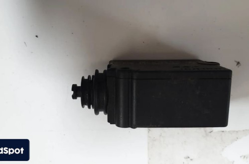 bmw x3 e83 silownika zamka klapy bagaznika 8381584