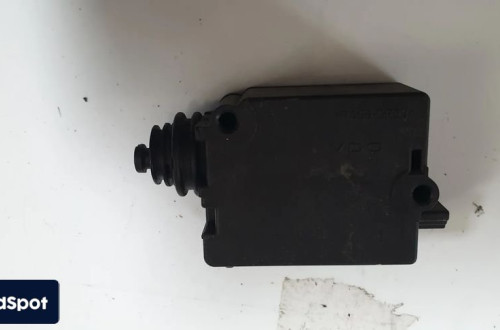 bmw x3 e83 silownika zamka klapy bagaznika 8381584
