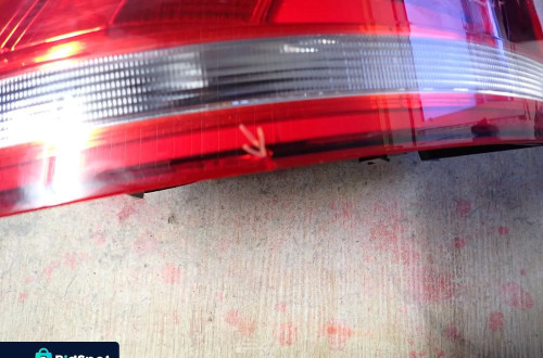VOLKSWAGEN TOURAN 5TA LAMPA PRAWY TYŁ W BŁOTNIK 5TA945095A