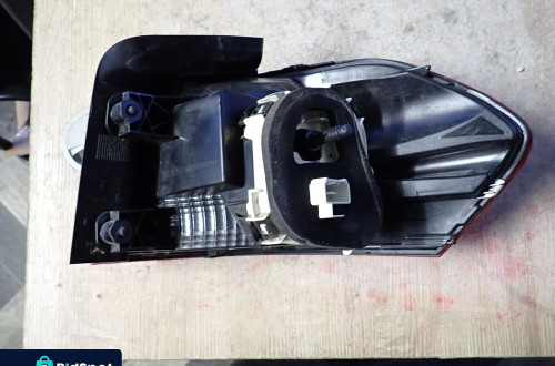 VOLKSWAGEN TOURAN 5TA LAMPA PRAWY TYŁ W BŁOTNIK 5TA945095A