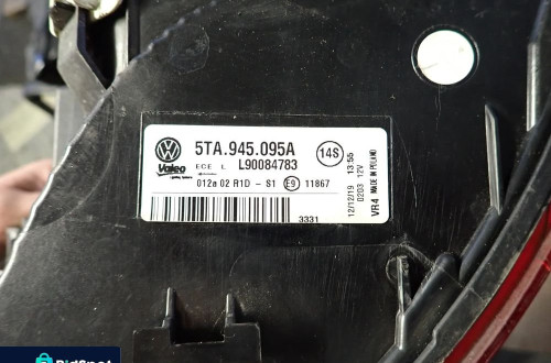 VOLKSWAGEN TOURAN 5TA LAMPA PRAWY TYŁ W BŁOTNIK 5TA945095A