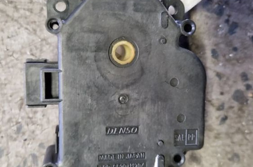 TOYOTA AVENSIS T25 SILNICZEK NAGRZEWNICY 063700-8680