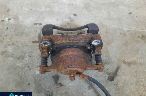 ZACISK LEWY PRZÓD PRZEDNI LEWY FIAT 500