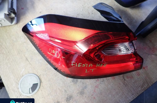 FORD FIESTA MK8 LAMPA LEWY TYŁ W BŁOTNIK N1BB-13405-AA