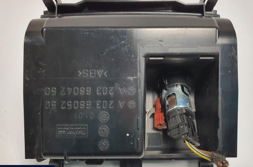 POPIELNICZKA GNIAZDO 12V MERCEDES W203 A2036805250