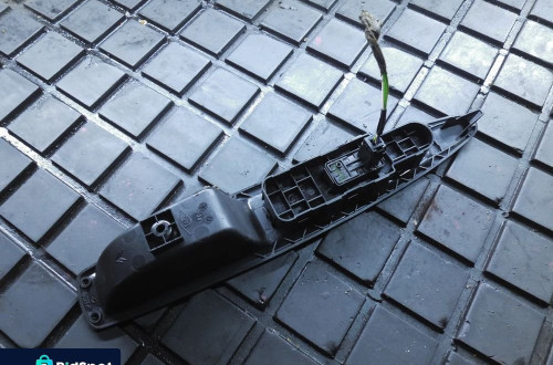 PANEL SZYBY PRAWY PRZÓD CITROEN C4 9651465677
