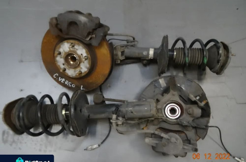 PIASTA LEWY PRZOD TOYOTA COROLLA VERSO