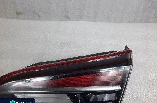 LAMPA TYLNA PRAWA W KLAPE OPEL CROSSLAND X