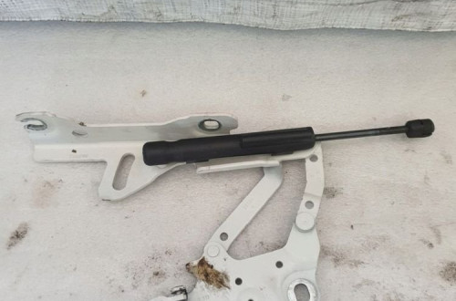 ZAWIAS MASKI PRAWY PRZEDNI BMW F20 7336700